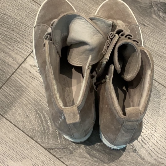 Kennel & Schmenger Trainer Hidden Wedge Sneaker with decorative buckle - Picture 4 of 10